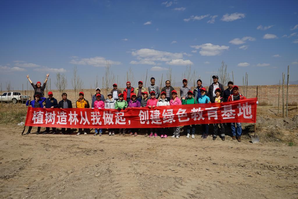 机关第三党总支党员赴科技园区开展植树活动