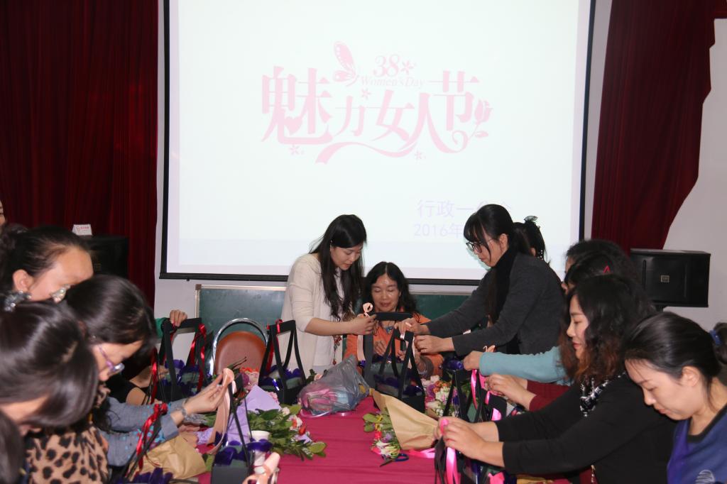 插花老师进行指导