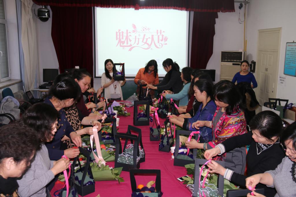 专业插花教师讲解